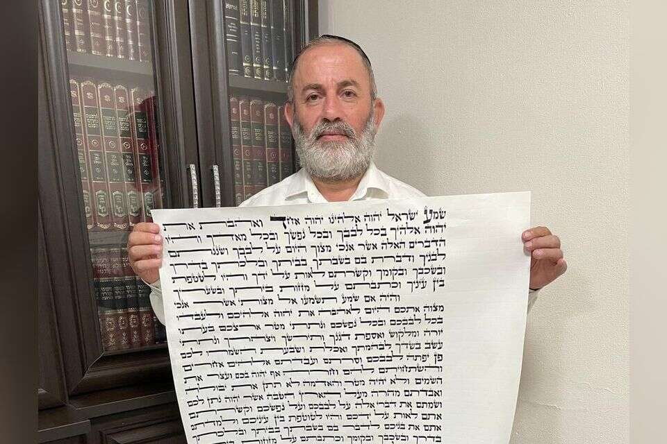 מאיר פרץ, סופר סת"ם שכתב את המזוזה הענקית , אליה פרץ