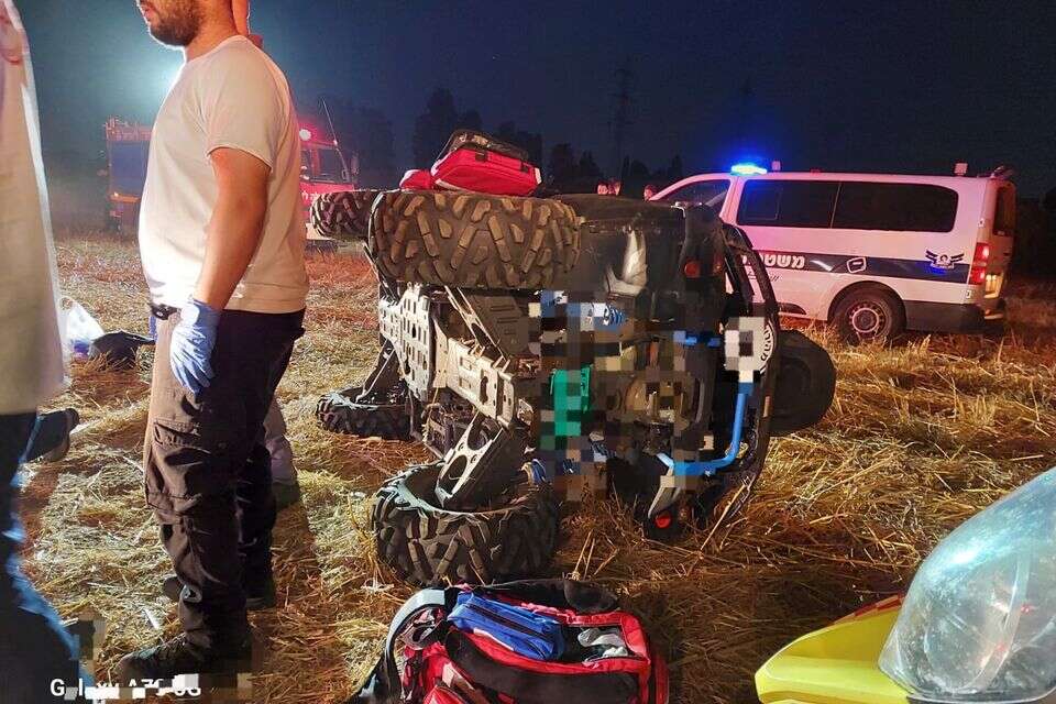 הטרקטורון שהתהפך בשטח. הגבר שנהרג נסע עליו עם שני ילדים שניצלו באורח נס , תיעוד מבצעי מד"א