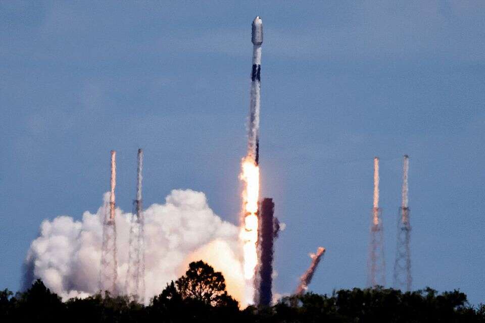 FILE PHOTO: A SpaceX Falcon 9 rocket is launched, carrying 23 Starlink satellites into low Earth orbit in Cape Canaveral, Florida, U.S. May 6, 2024. REUTERS/Joe Skipper/File Photo , ג'ו סקיפר / רויטרס
