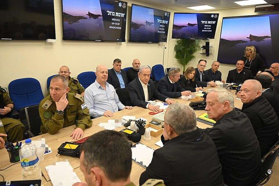 דרמר ונתניהו היו שמחים שיישארו. גנץ ואיזנקוט בקבינט (ארכיון) , .ללא קרדיט