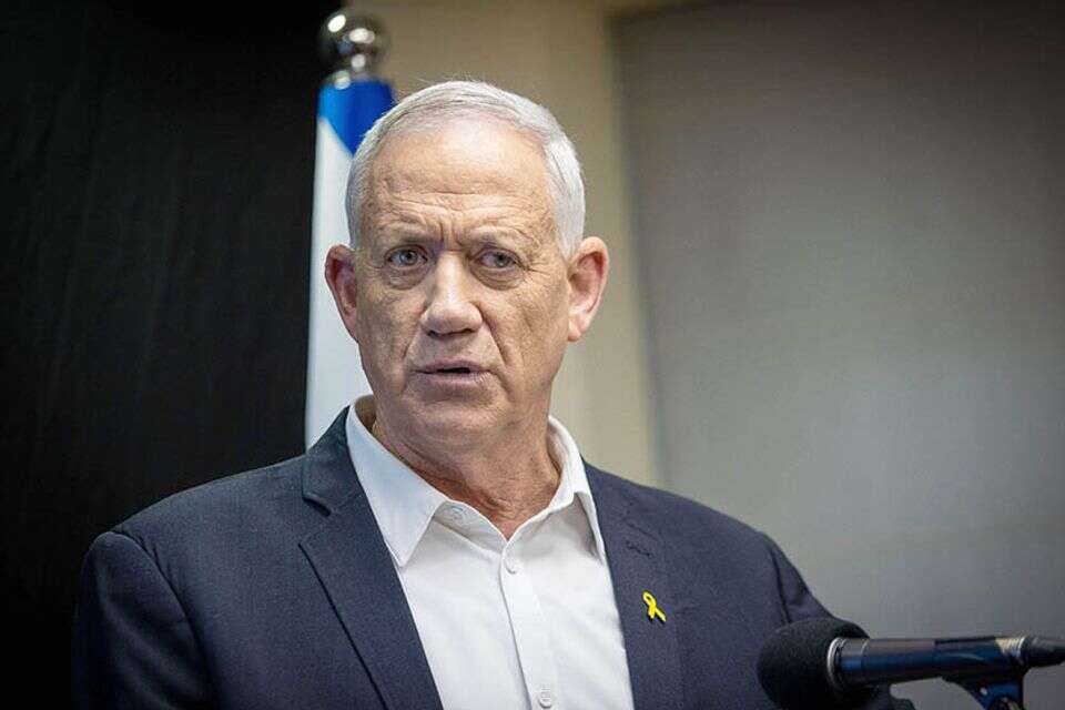 "בתקופתו ניתן סיוע דה-פקטו של המנהל האזרחי להשתלטות הפלשתינית". בני גנץ (ארכיון) , אורן בן חקון