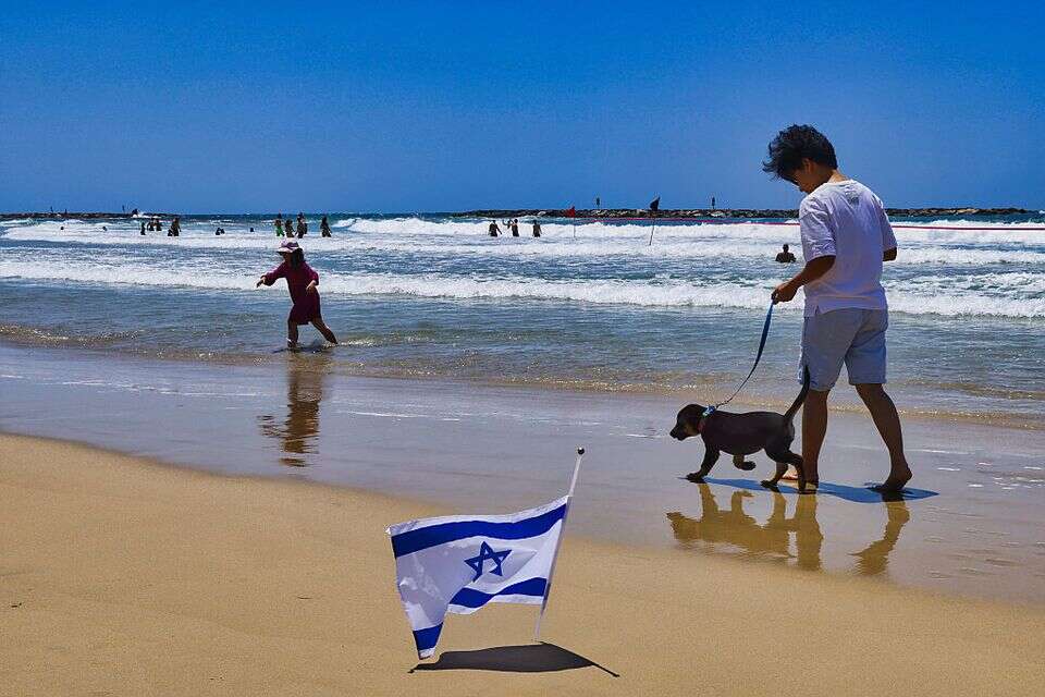 חוף ים תל אביב. ימים חמים בדרך , יהושע יוסף