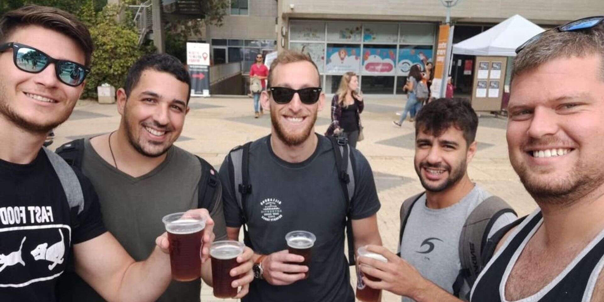 סשה טרופנוב עם חבריו , באדיבות המשפחה