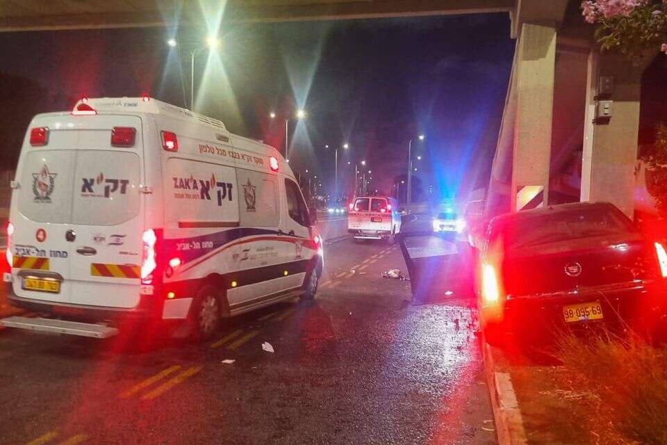 נהג רכב כבן 40 התנגש עם רכבו בגדר בטון ונהרג , זק״א ת״א