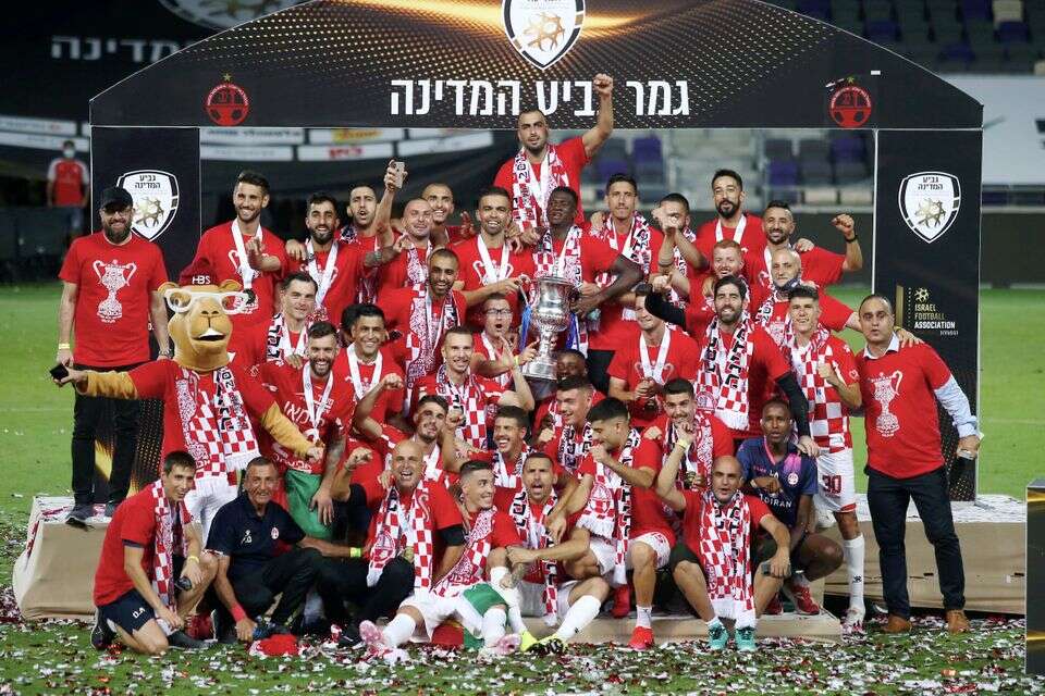 שחקני ב"ש חוגגים את הזכייה בגביע מול פ"ת ב-2020 , אלן שיבר
