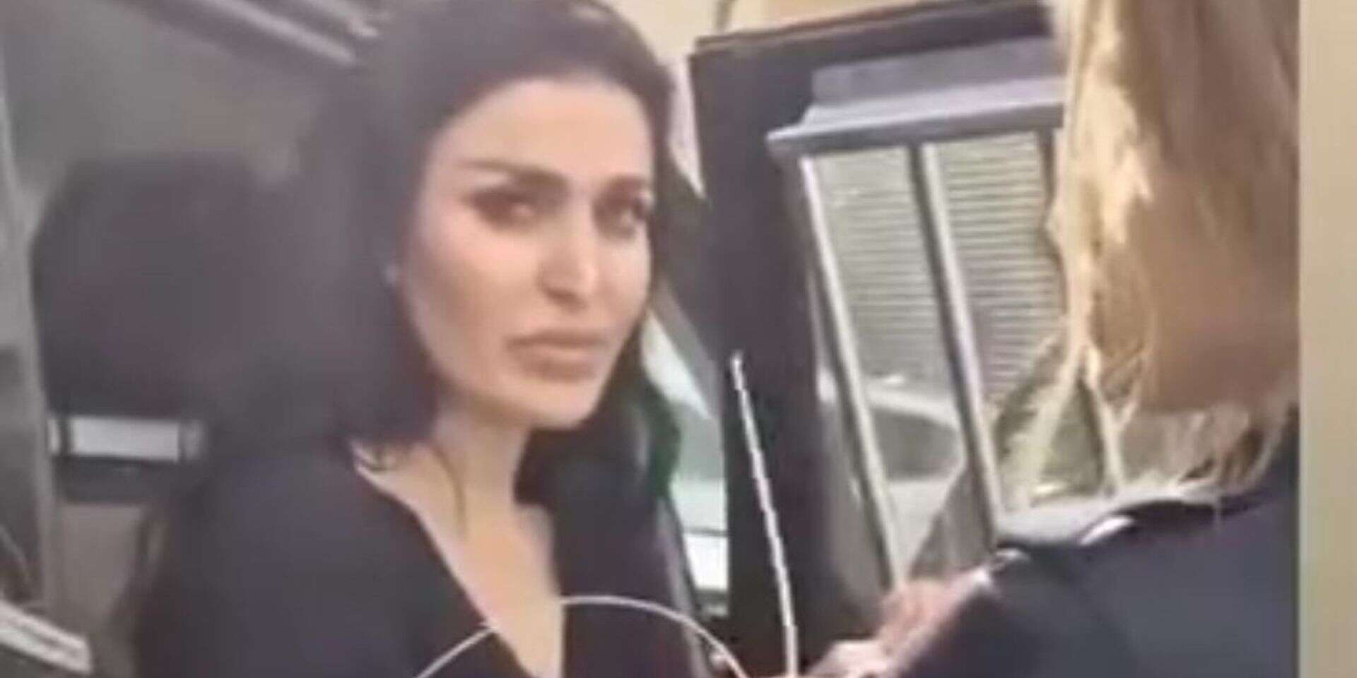 שוטרת עוצרת אישה בחשד לעבירת הסתה ללא אישור הפרקליטות , ללא