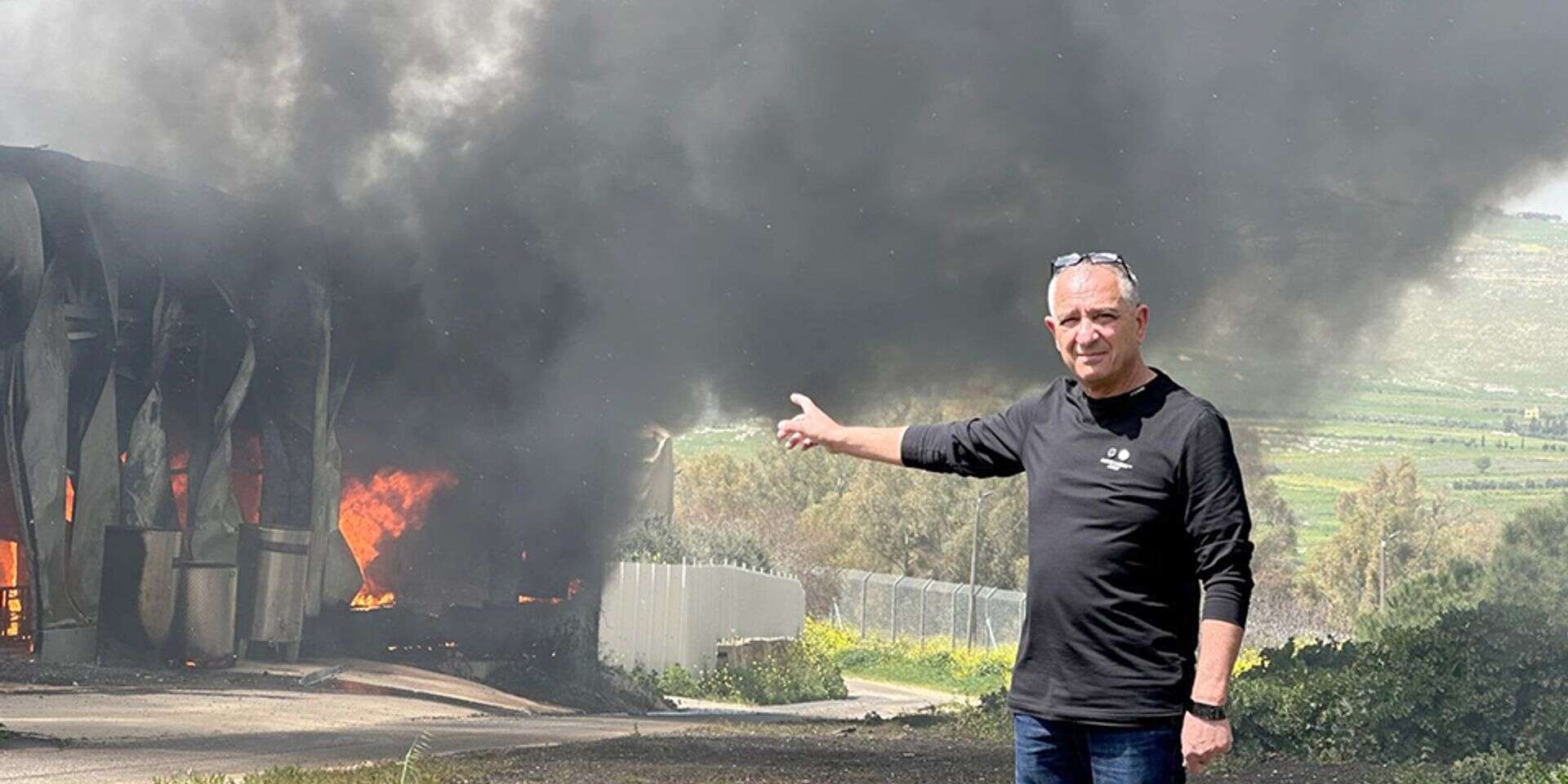 שמעון, רגע אחרי פגיעת טיל במושב. "בלי הלולנים הגיבורים, לא היו ביצים על המדפים" , מהאלבום הפרטי