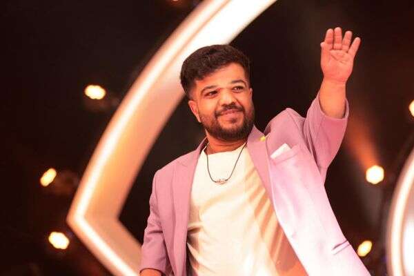 מחפש אהבה באפליקציה. חיים טויטו  , מיכה לובטון