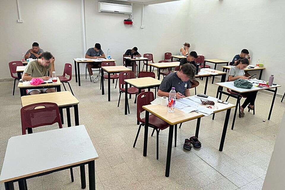 תלמידים נבחנים בבגרות במתמטיקה (ארכיון) , ללא