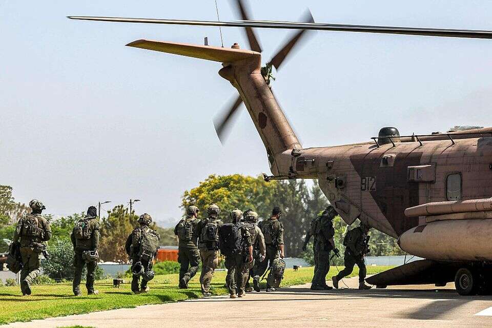 הלוחמים ליד המסוקים שהביאו את החטופים ארצה , אי.אף.פי
