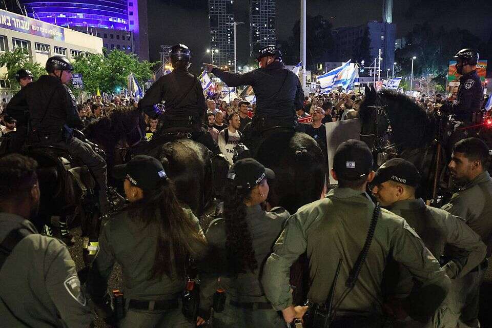 שוטרים בהפגנה בקפלן (להמחשה, למצולמים אין קשר לכתבה) , AFP