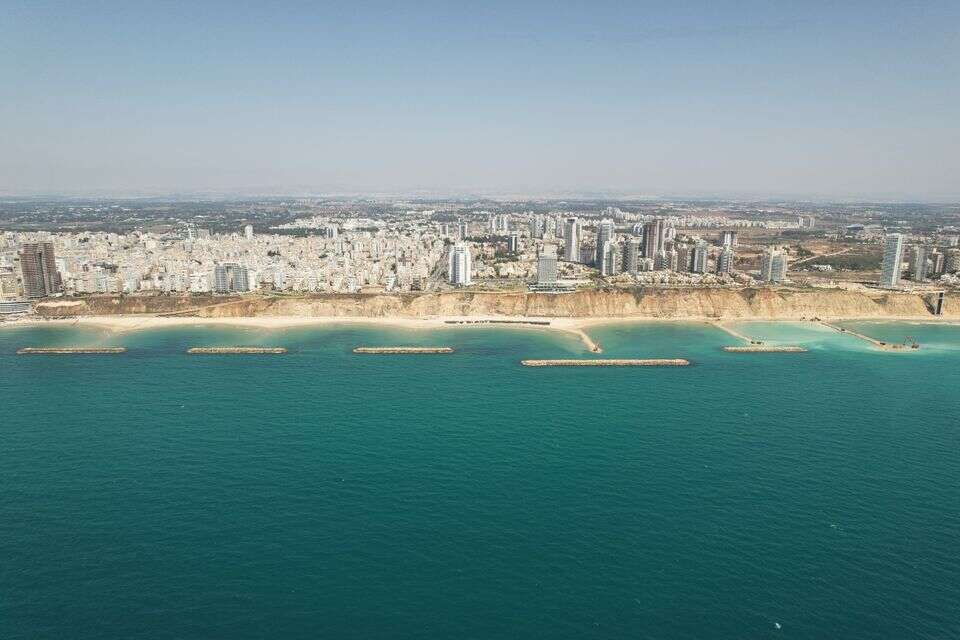 נוח בחוף. הים בנתניה, ארכיון , צילום: החברה הממשלתית להגנות מצוקי חוף הים התיכון.