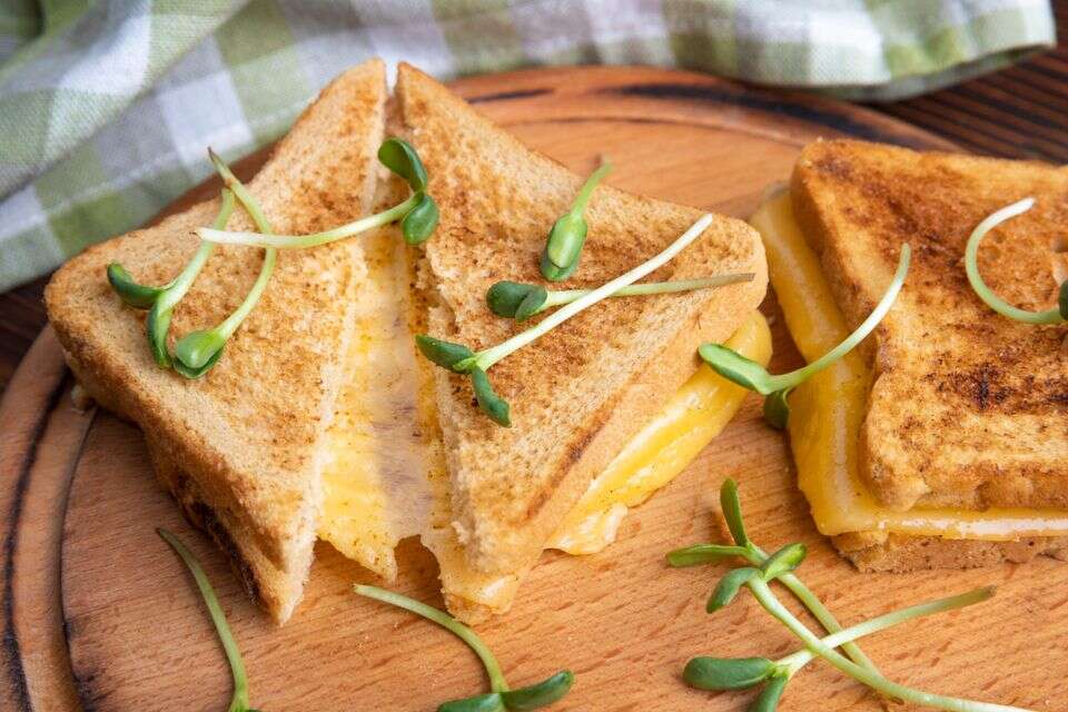 המיונז מעקצץ אבל החמאה מנחמת , freepik
