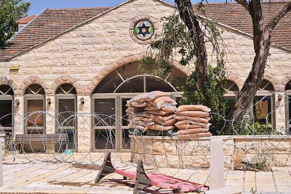 שקי חול וגדר תלתלית מול בית הכנסת ברחוב הראשי במטולה. הפך ליעד צבאי מבוצר , אייל מרגולין/ג'יני