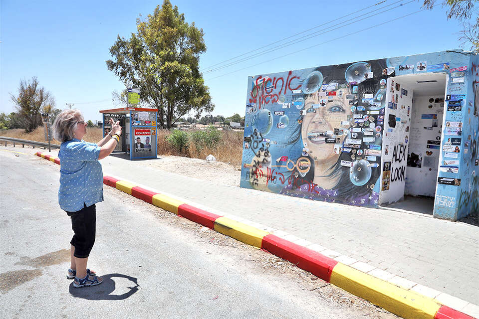 מיגונית בכניסה לבארי, שבה נרצחו ישראלים בידי מחבלי חמאס , גדעון מרקוביץ'