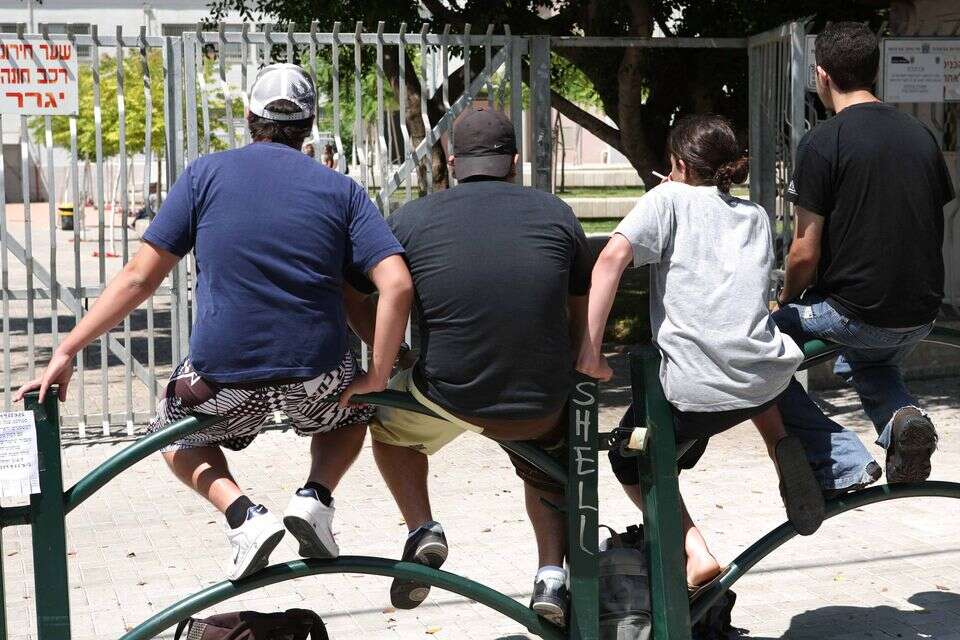 נערים יושבים על הברזלים (למצולמים אין כל קשר לכתבה) , יהושע יוסף