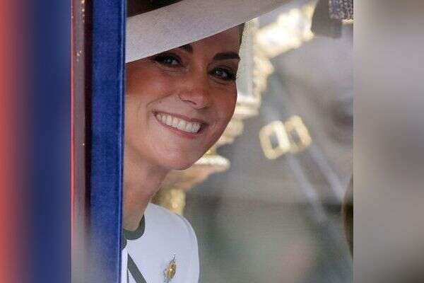 מחייכת למצלמה. הנסיכה קייט מידלטון , איי.פי