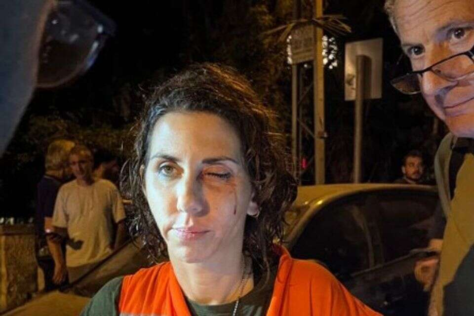 ד"ר טל וייסבאך נפצעה בעינה משימוש מופקר במכתזית, בעת מילוי תפקידה כרופאה.  , ללא קרדיט