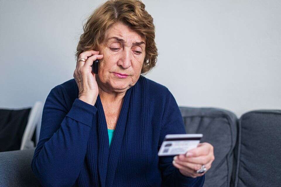 אישה מבוגרת מחזיקה כרטיס אשראי (אילוסטרציה) , gettyimages