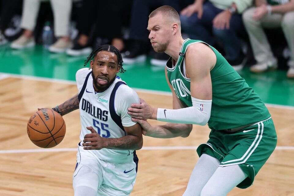קריסטאפס פורזינגיס מול דריק ג'ונס ג'וניור. ה-NBA בבעיה , Getty Images