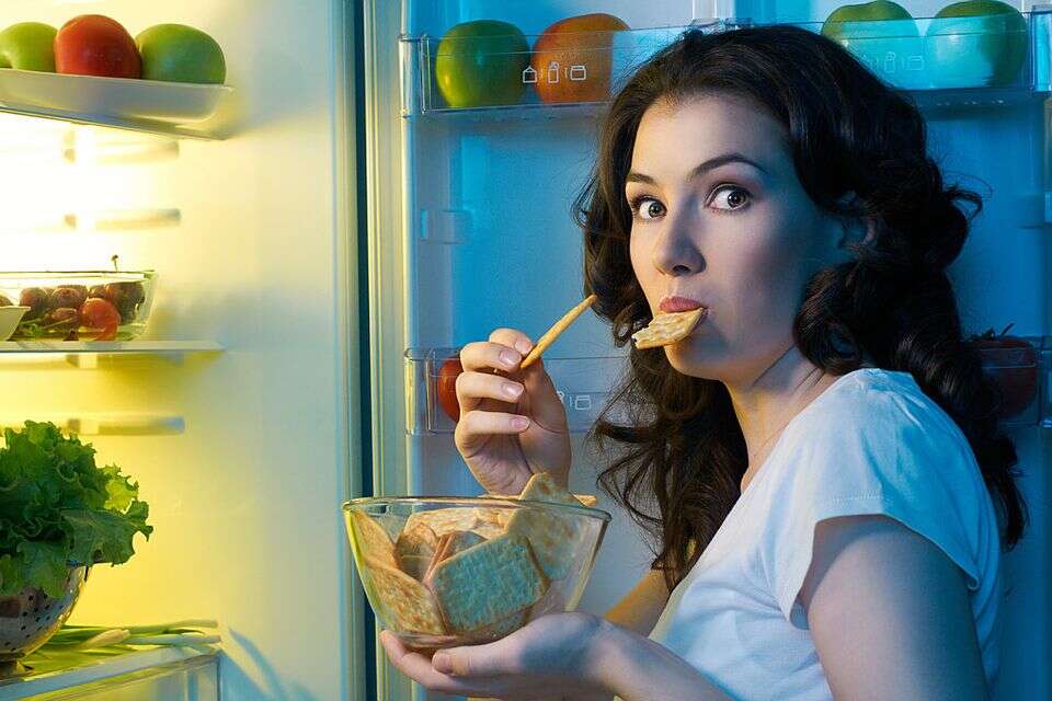 בחורה פותחת את המקרר בלילה (אילוסטרציה) , GettyImages