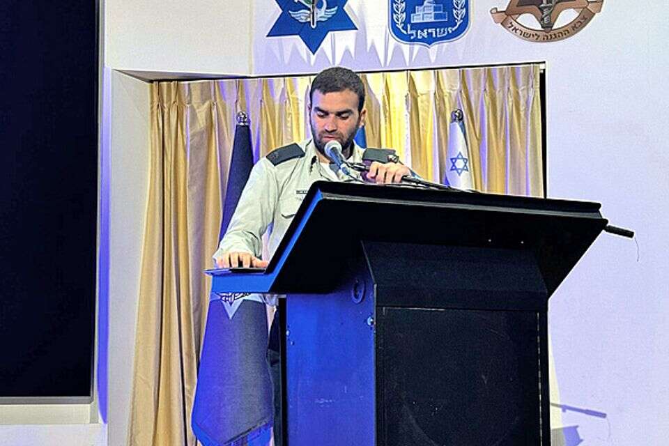 רס"ן אלגרבלי נושא דברים. "זה פרק נוסף בספר דברי הימים של ישראל"  , האלבום המשפחתי