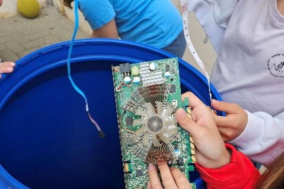 פרויקט מחזור חלקים אלקטרוניים בבתי הספר בארץ , אקונוומיטי