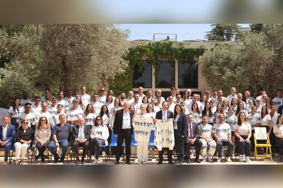 נשיא המדינה יצחק הרצוג עם חברי המשלחת האולימפית לפריז , אורן אהרוני