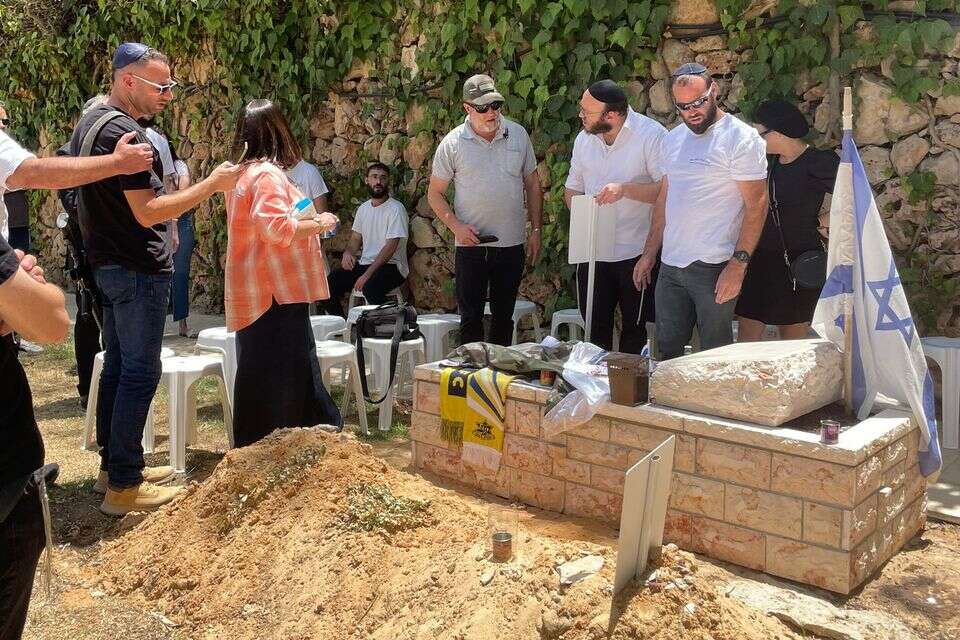 משפחת יודקין מגלה את המצבה הריקה , שאול יודקין