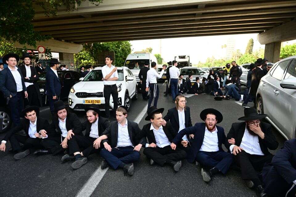 חרדים קיצוניים חוסמים את כביש 4 בקריאת "נמות ולא נתגייס" (ארכיון) , יוסי זליגר