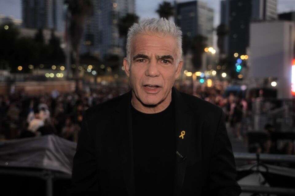 יאיר לפיד בכיכר החטופים (ארכיון) , ללא קרדיט