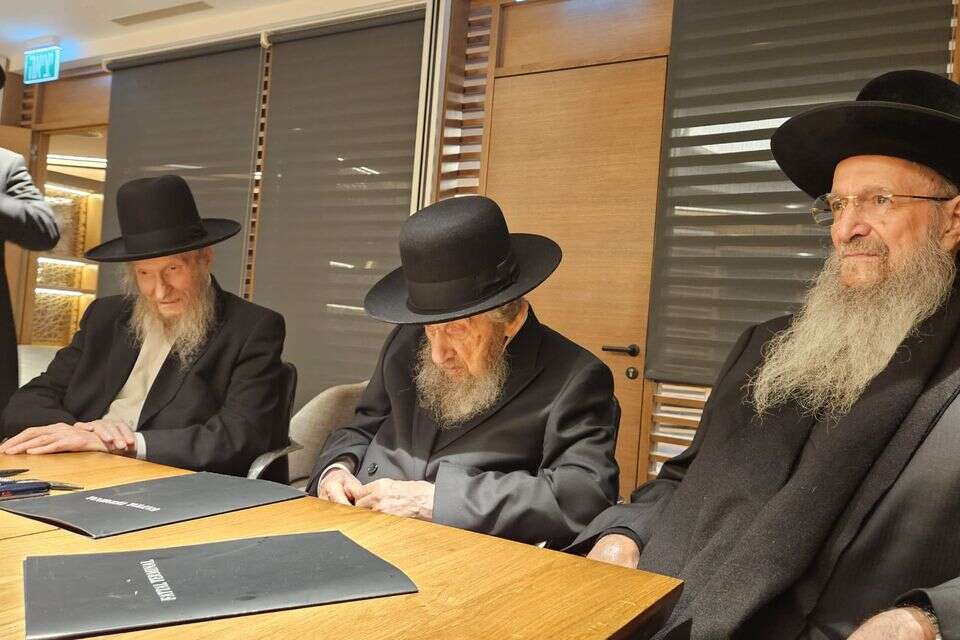 הרב הילל הרב לנדו והרב סגל (מימין לשמאל) , ללא
