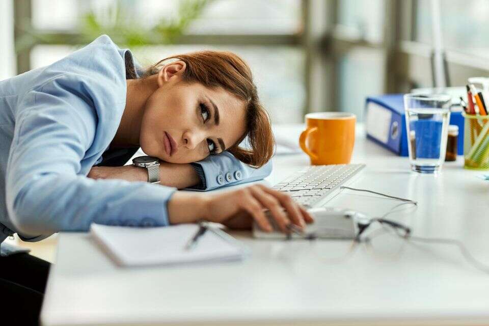 מקום לחפש חטיף, קפה או משקה תוסס, נסו לשתות כוס מים , Drazen Zigic / freepik