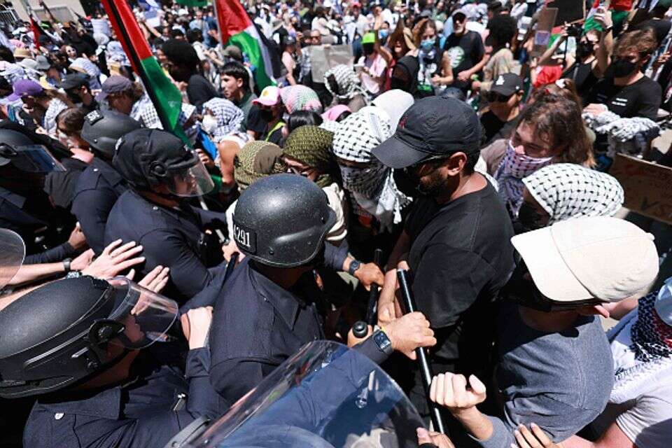 המשטרה מפנה מפגינים פרו פלשתינים בלוס אנג'לס  , איי.אף.פי 
