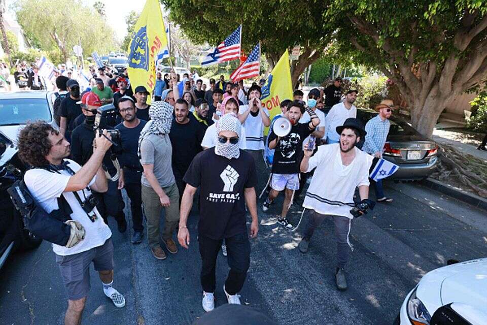 דגלי "משיח" לצד כאפיות. פרו פלשתינים ויהודים בלוס אנג'לס  , איי.אף.פי 