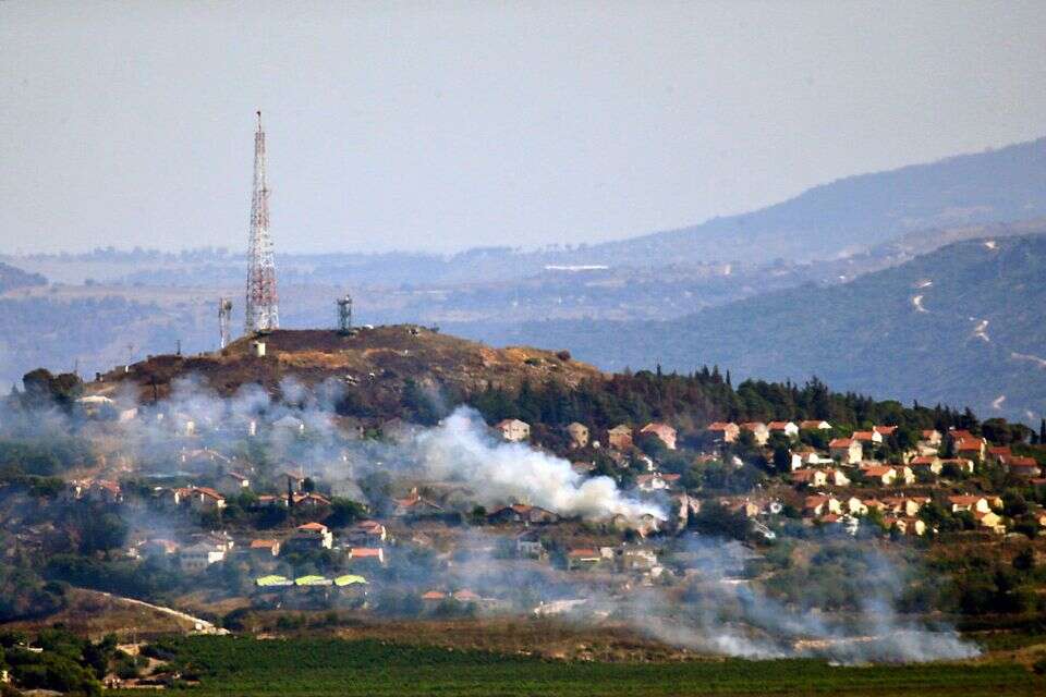 עשן מעל מטולה אחרי תקיפה של חיזבאללה , אי.פי.אי