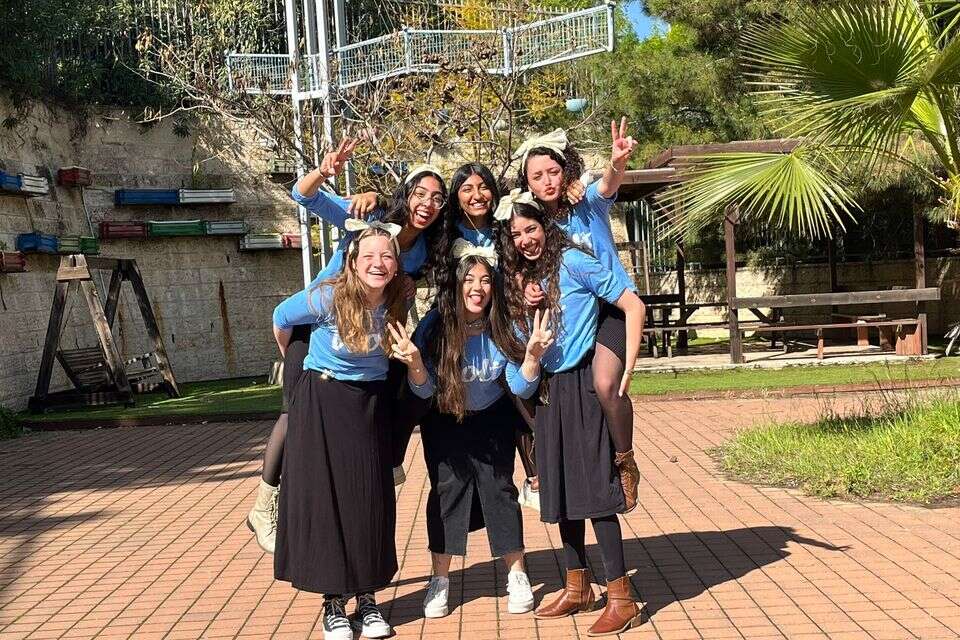 אורה שנרב (משמאל) וחברותיה לשירות , ללא
