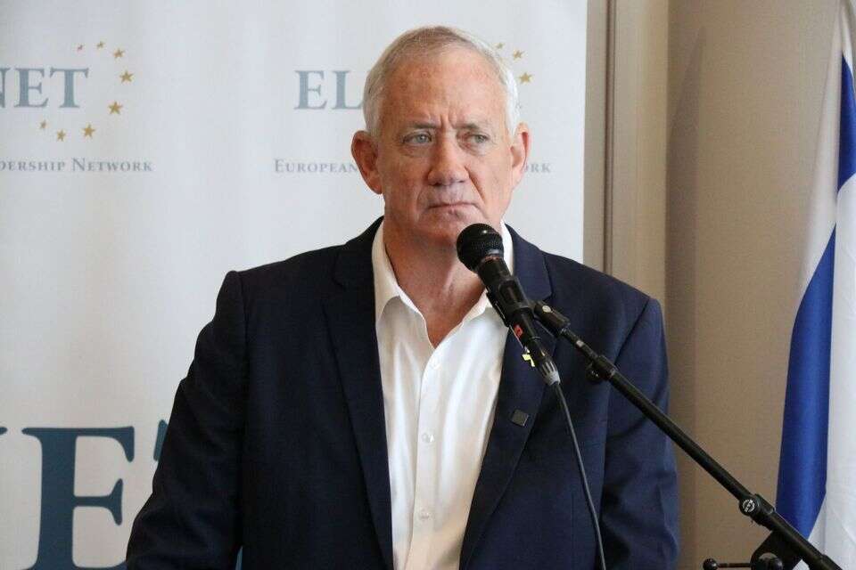 בני גנץ. שוחח עם , ללא קרדיט