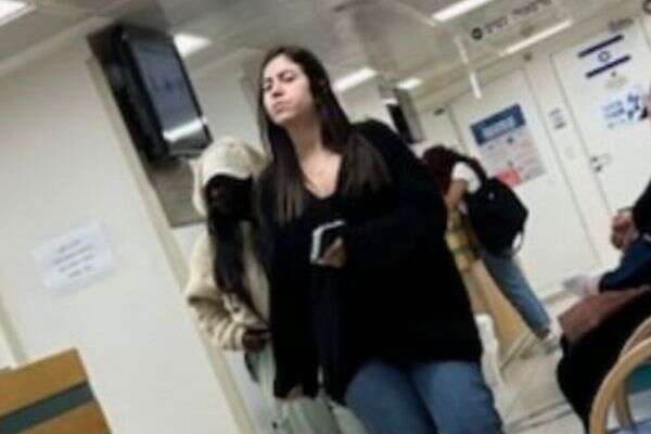 דיירת "האח הגדול" קורלי בליווי אשת ההפקה , ללא