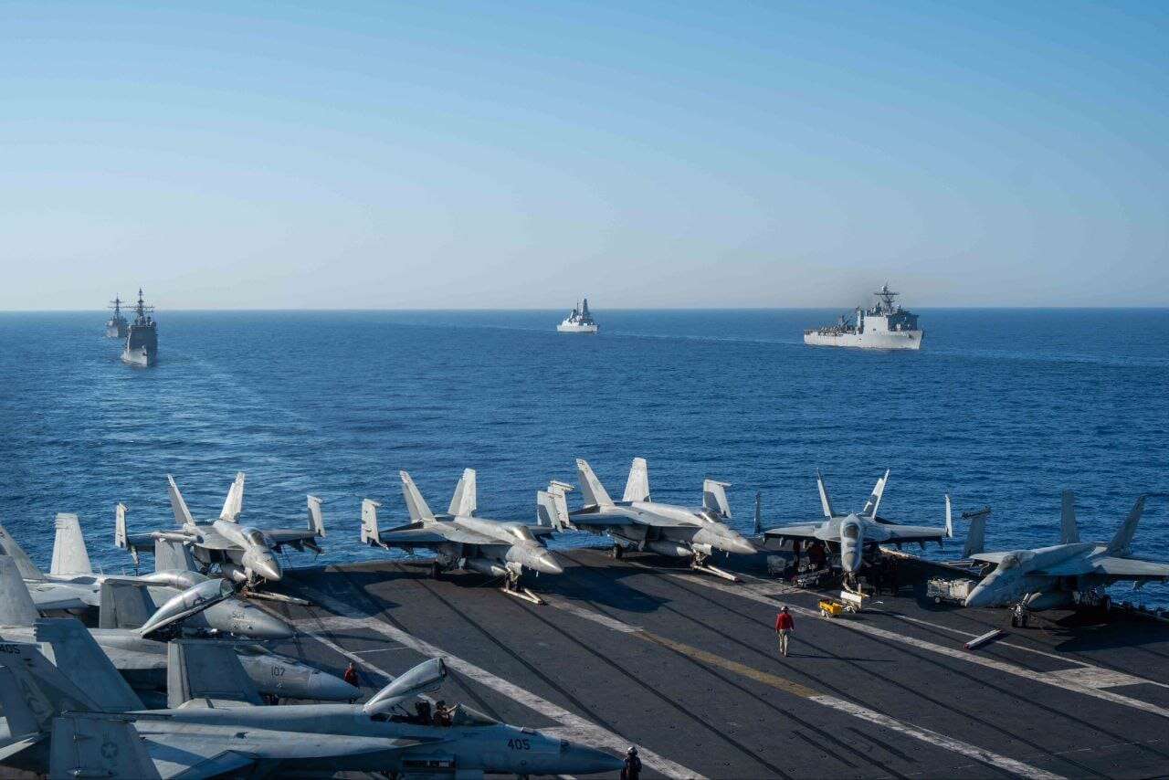 על רקע החשש מהסלמה בין ישראל לחיזבאללה: צבא ארה"ב פרסם תמונות של קבוצת התקיפה של נושאת המטוסים אייזנהאוור יחד עם ספינת התקיפה USS Wasp וספינת הצי הבריטי HMS Duncan במי הים התיכון , .ללא