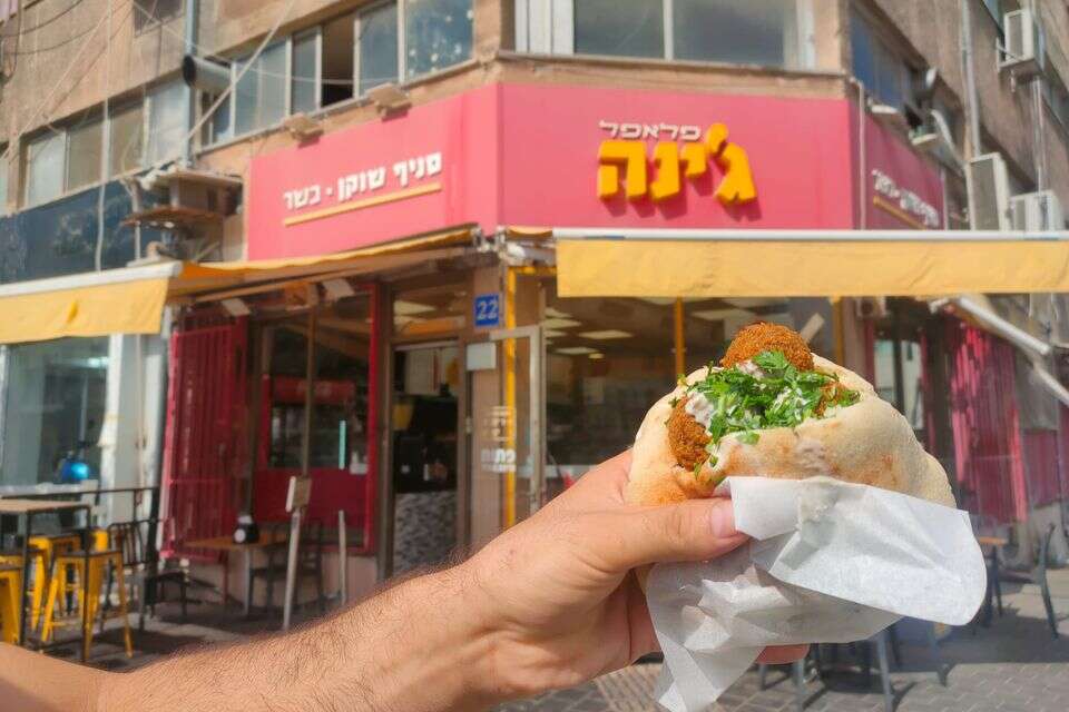 סניף "פלאפל ג'ינה" המפורסם ברחוב שוקן בתל אביב , יהושע יוסף 