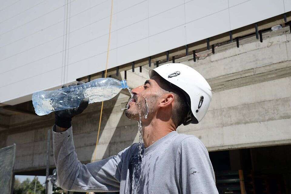 תשכחו מ-8 כוסות מים ביום: זו הכמות שבאמת צריך לשתות, לפי מחקרים
