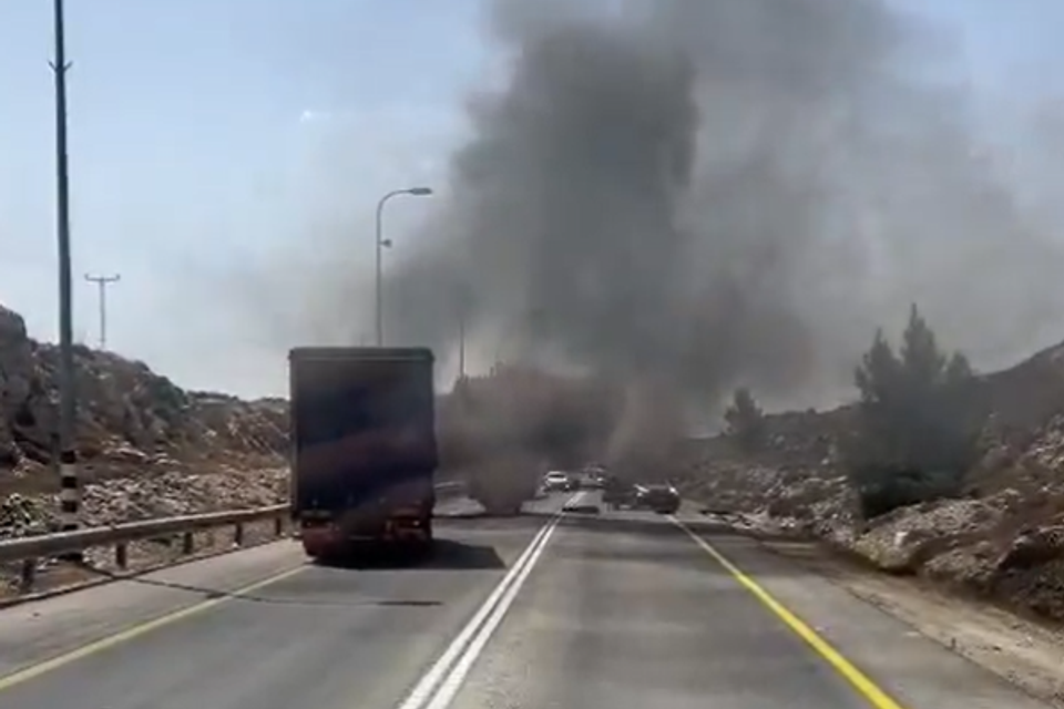 מתיישבים הבעירו צמיגים ויידו אבנים במחאה על פינוי מאחז (ארכיון) , .