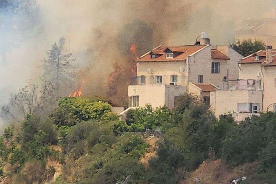 השריפה בירושלים. מתקרבת לבתים בשכונת גילה , תיעוד מבצעי כב"ה מחוז ירושלים