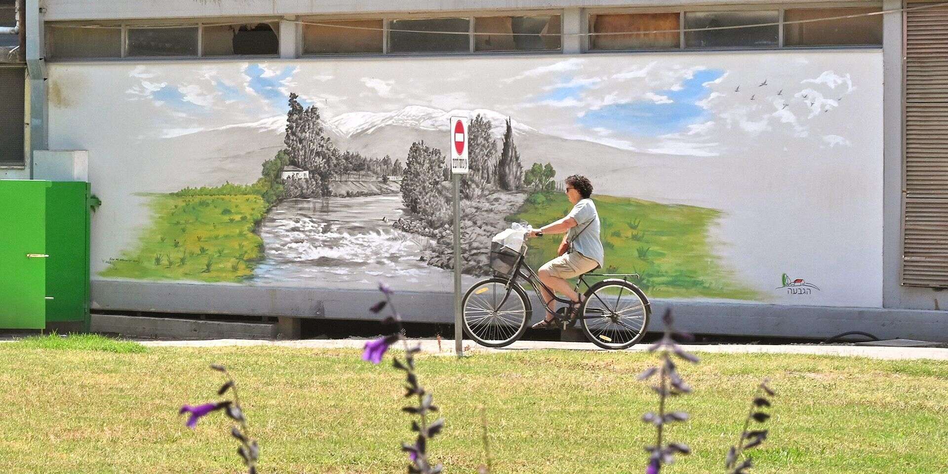 חברה בקיבוץ כפר בלום.
ניצן לרון מקיבוץ גונן הסמוך: "הקרקע היציבה שלי היא הבית, אבל קשה לי. זו התקופה המאתגרת בחיי" , אפרת אשל