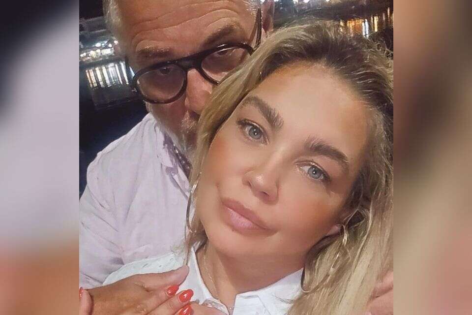 ורד מזרחי וארוסה , פרט