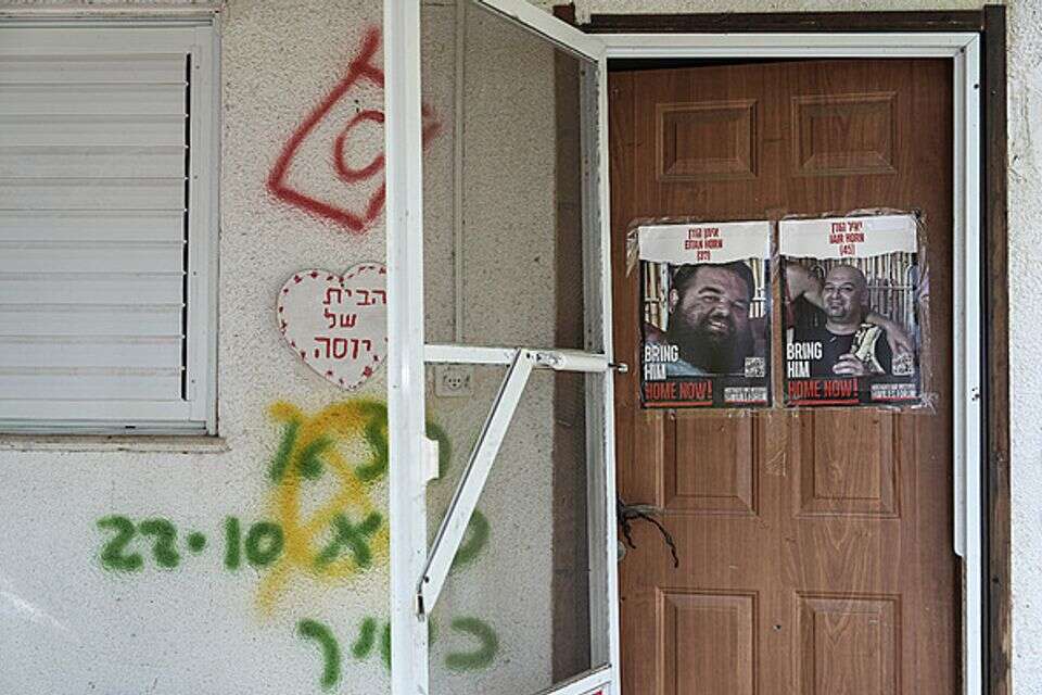 ביתם של החטופים איתן ויאיר הורן בקיבוץ ניר עוז , ללא קרדיט