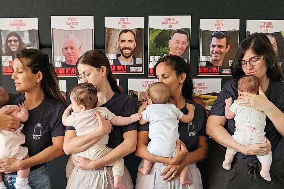 מימין לשמאל: מחול שוש עם בתה יהב, נופר רדא דינר עם בנה  איתן, אריאל בן חיים עם בתה שר, סתיו רחום עם בתה, עומר. , דוברות קיבוץ בארי