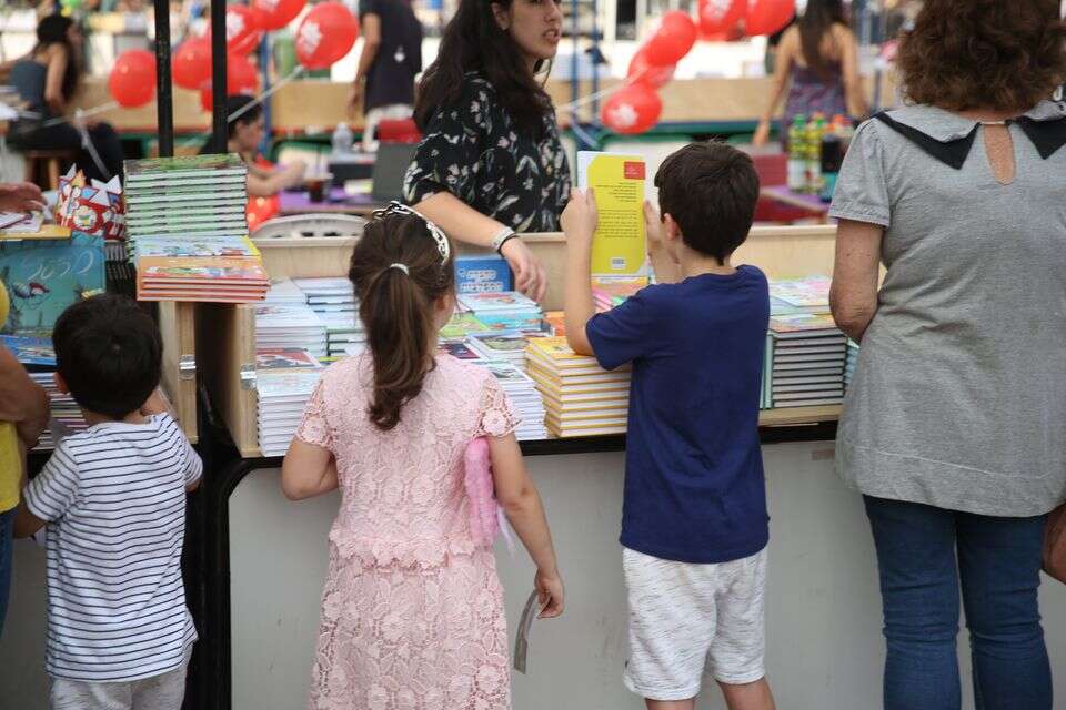 ילדים בדוכן ספרים בשבוע הספר, ב-2018 , יהושע יוסף