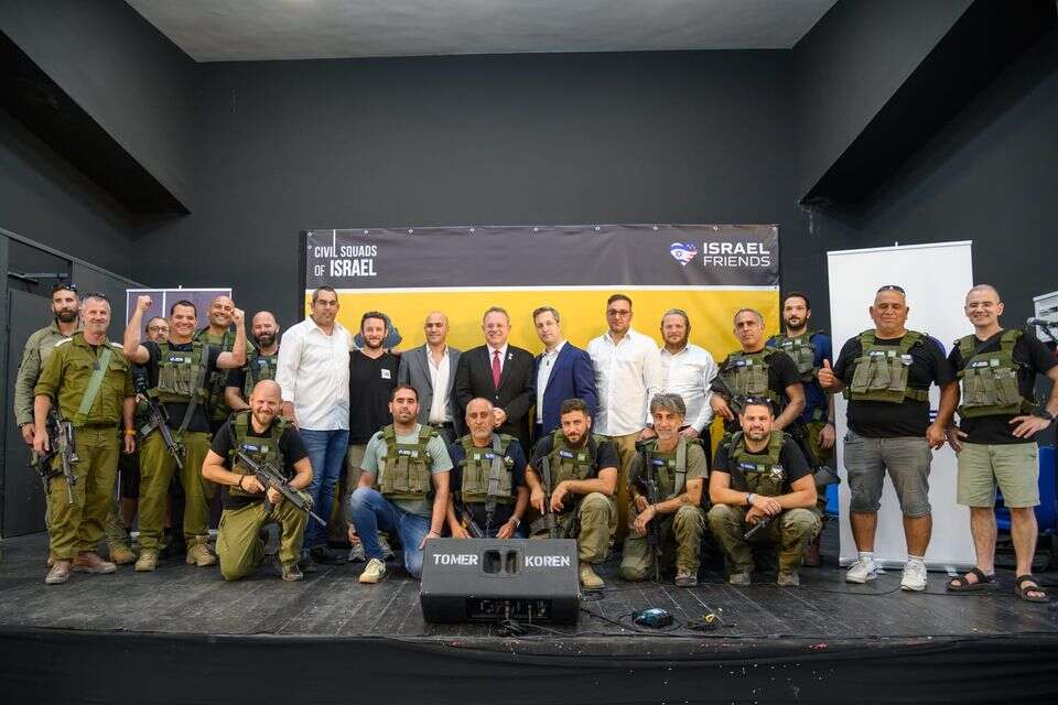 חלוקת אפודי מגן ביישובי קו התפר , ללא קרדיט